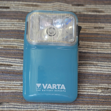 Upcycling, aber Originalzustand : Vintage VARTA Taschenlampe in babyblau, ca. 1960er Jahre (Umrüstung für Akkus)
