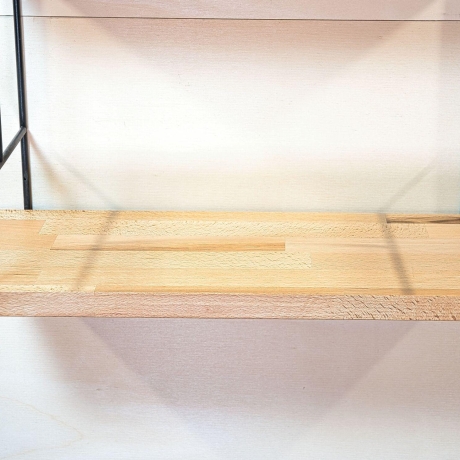 String Regal, Nuten Variante (Lübke, Vitsoe), vollständig restauriert, schwarz lackierte Leitern, 3 Böden inklusive.HxBxT 56cm x 40cm x 19cm