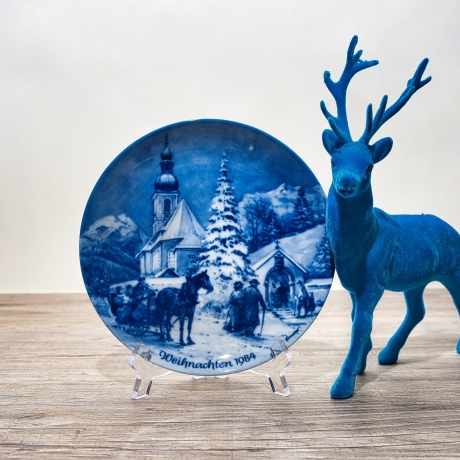 Weihnachtsteller - 1984: Heiligabend in Ramsau - Berlin Design - blaues Porzellan - begrenzte Auflage - Made in West Germany (8C3)
