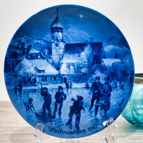 Weihnachtsteller - 1982: Weihnachtsabend in Wasserburg - Berlin Design - blaues Porzellan - begrenzte Auflage - Made in West Germany - (8C3)