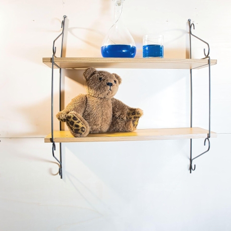 String Regal, Nuten Variante (Lübke, Vitsoe), vollständig restauriert, schwarz lackierte Leitern, 2 Böden inklusive.HxBxT 55cm x 61cm x 20cm