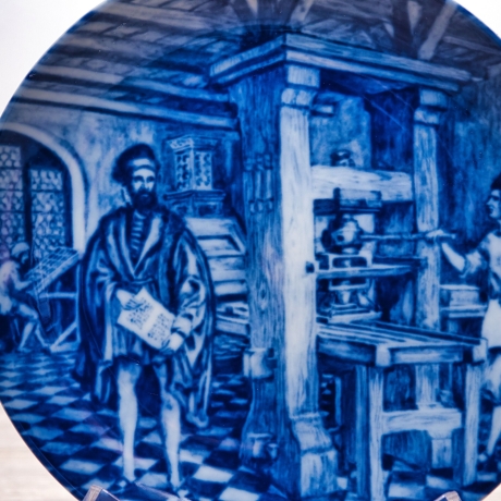 Sammelteller Berlin Design - Serie: Historica - Johann Gutenberg in Mainz um 1455 - blaues Porzellan  - Made in Germany - 9D1 - TOP Zustand