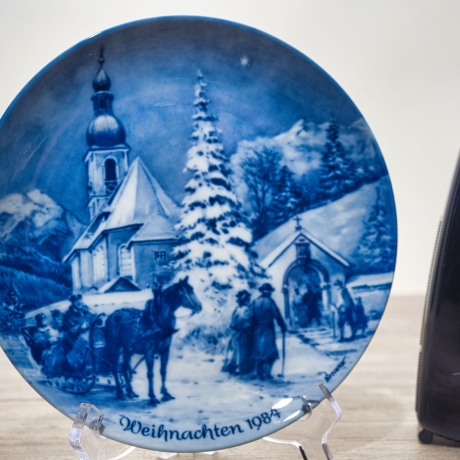 Weihnachtsteller - 1984: Weihnachtsabend in Ramsau - von Berlin Design - blaues Porzellan - begrenzte Auflage - Made in West Germany - (8C3)