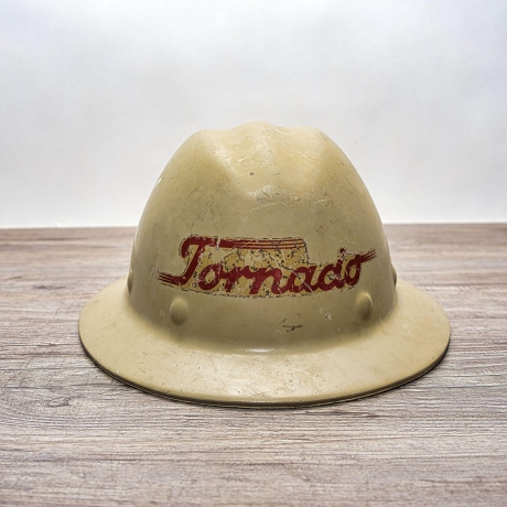 Ein Stück amerikanischer Geschichte: Vintage Sicherheitshelm Tornado aus den frühen USA.  Geschenk für Handwerker und Sicherheitsexperten.