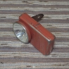 Upcycling, aber Originalzustand : Vintage DAIMON 412 Taschenlampe in rot, ca. 1940 - 1950er Jahre (Umrüstung für Akkus)