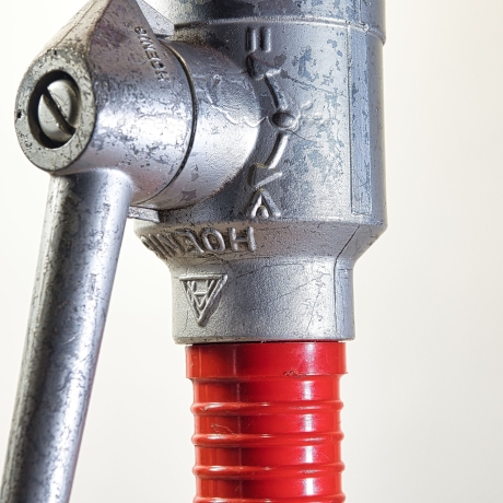 Kleinserie: Original Feuerwehr Spritze, Strahlrohr als Tischlampe, E27 Fassung, Euro Stecker, Schnurzwischenschalter, handgefertigter Fuß