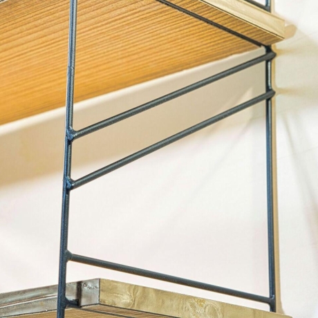 String Regal, Nuten Variante (Lübke, Vitsoe), vollständig restauriert, schwarze Leitern, 4 Böden inklusive. HxBxT 108cm x 60cm x 24cm