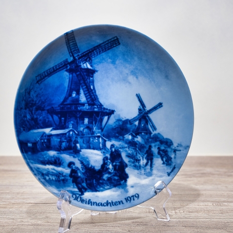 Weihnachtsteller - 1979: Weihnachtsabend in Greetsiel - Berlin Design - blaues Porzellan - begrenzte Auflage - Made in West Germany (8C3)