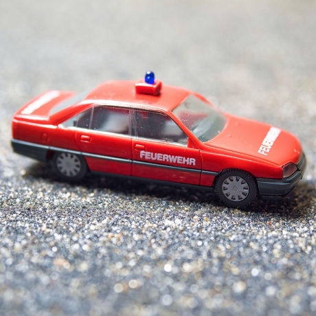 Herpa Opel Omega GLS Feuerwehr in rot, Zustand gut – Maßstab 1:87 – Perfektes Sammlerstück für Opel Fans und Modellbahn-Liebhaber H0 1/87