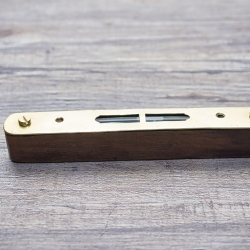 Restaurierte antike Wasserwaage (ca. 80–100 Jahre alt) aus Eichenholz und Messing. Ein ideales Geschenk für Handwerker und Architekten