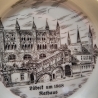 Untersetzer der unbekannten Marke DP Porzella Bavaria -  Städteteller: Lübeck um 1868 - Rathaus  - Made in West Germany - Zustand TOP - 9B1