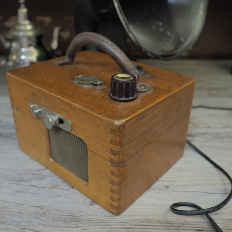 Upcycling: antike Konstatieruhr oder Taubenuhr mit FM Radio ausgestattet. 220V, Wurfantenne, blaue Kontrolleuchte, Handmade in Germany