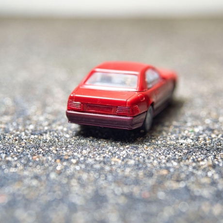 Herpa Mercedes 500SL Cabrio R129 Modellauto in rot; Haube öffnet Hardtop – Maßstab 1:87 – für Mercedes Fans und Modellauto-Liebhaber H0 1/87