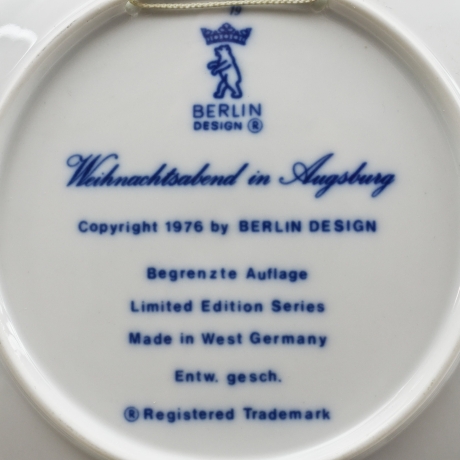 Weihnachtsteller - 1976: Weihnachtsabend in Augsburg - von Berlin Design - blaues Porzellan - begrenzte Auflage - Made in West Germany -(8F)