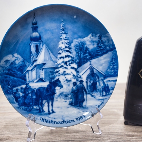 Weihnachtsteller - 1984: Weihnachtsabend in Ramsau - von Berlin Design - blaues Porzellan - begrenzte Auflage - Made in West Germany - (8C3)