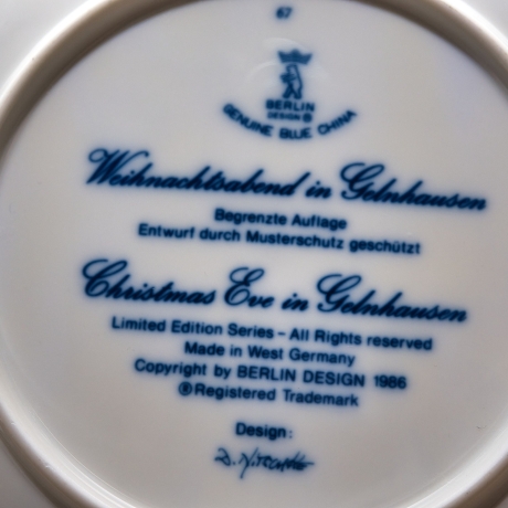 Weihnachtsteller - 1986: Weihnachtsabend in Gelnhausen - Berlin Design - blaues Porzellan - begrenzte Auflage - Made in West Germany - (8C3)