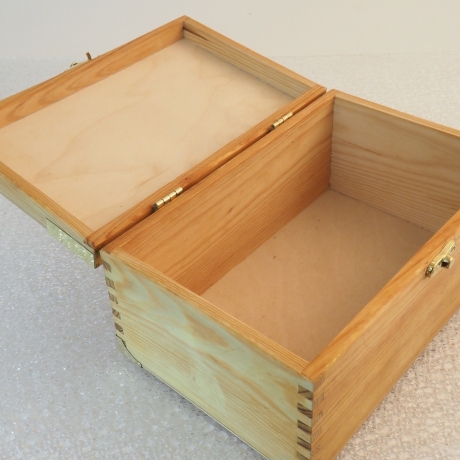 kleiner Kiefer Holzkasten mit Messingbeschlägen  (6D)
