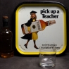 Blechtablett Werbemittel von Teachers Whisky : Pick up a teacher mit Alterspatina, vermutlich 1960 oder 1970er Jahre, Rost und Patina