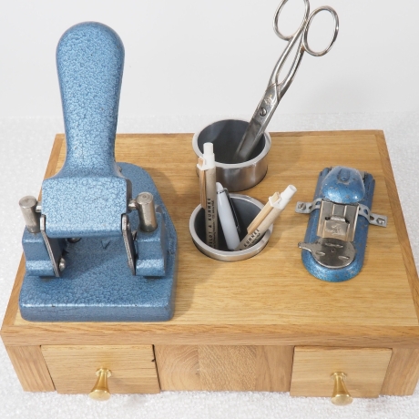 Organizer-Station : Locher, Tacker, Stifthalter, Schubladen  (8C)