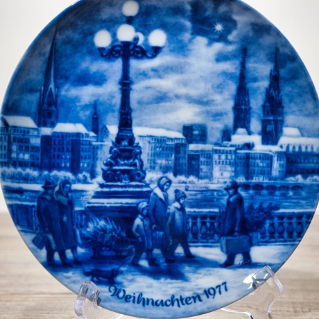 Weihnachtsteller - 1977: Weihnachtsabend in Hamburg - Berlin Design - blaues Porzellan - begrenzte Auflage - Made in West Germany (8C3)
