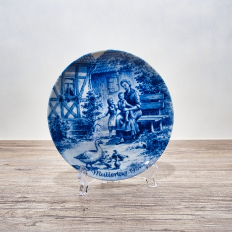 Sammelteller Muttertag: 1984 Mütterliche Fürsorge - Berlin Design - blaues Porzellan  - Made in West Germany - 19,5 cm - 8B3 - TOP Zustand