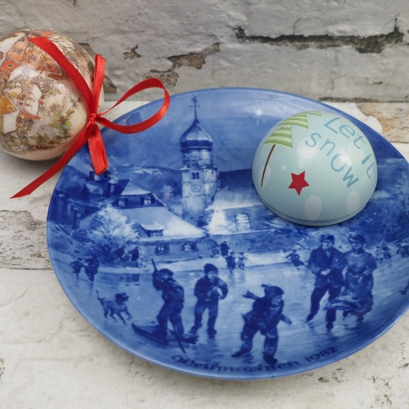 Weihnachtsteller - 1982: Weihnachtsabend in Wasserburg - Berlin Design - blaues Porzellan - begrenzte Auflage - Made in West Germany - (8F)