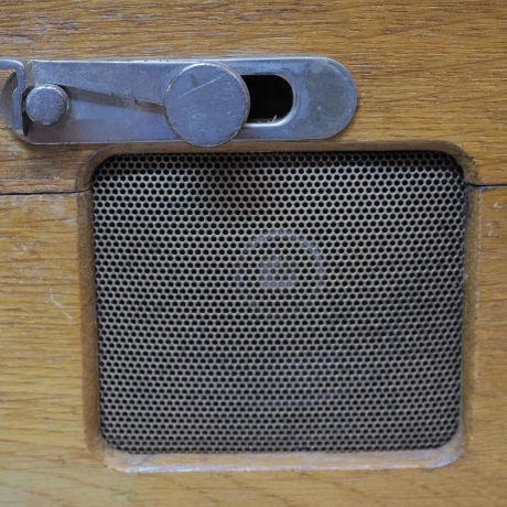 Upcycling: antike Konstatieruhr oder Taubenuhr mit FM Radio ausgestattet. 220V, Wurfantenne, blaue Kontrolleuchte, Handmade in Germany
