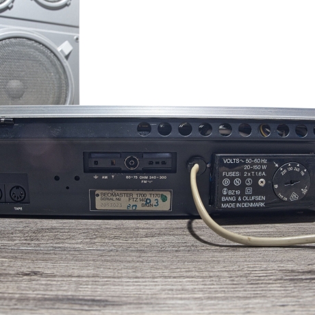 Bang und Olufsen - UKW/MW/LW Receiver Beomaster 1700/1701 (1980) - B&O, generalüberholt, mit kleinen Kratzern, super Klang und Radioempfang