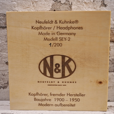 Kopfhörer (Heavy Duty, Outdoor) Neufeldt & Kuhnke, Modell SEY-2 aus ca. 1920, modern aufbereitet, mit Holzkiste, limitierte Auflage 1/200