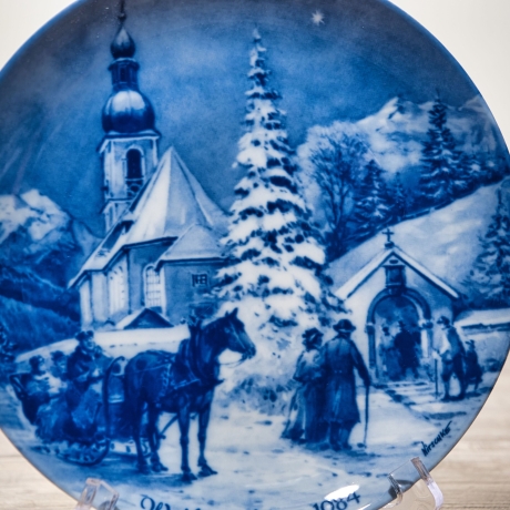 Weihnachtsteller - 1984: Weihnachtsabend in Ramsau - von Berlin Design - blaues Porzellan - begrenzte Auflage - Made in West Germany - (8C3)