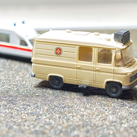Wiking Mercedes-Benz L406 Johanniter Unfall Hilfe – Maßstab 1:87 – für Mercedes Fans, Ärzte, Sanitäter und Modellauto-Liebhaber H0 1/87