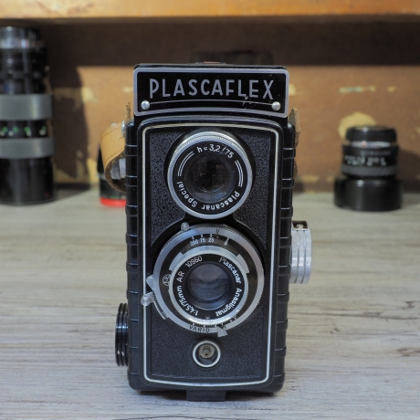 Plascaflex Rollfilmkamera aus den 1950er Jahren in überraschend gutem Zustand. Alles funktioniert. Blende, Verschluss und Sucher geprüft.