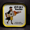 Blechtablett Werbemittel von Teachers Whisky : Pick up a teacher mit Alterspatina, vermutlich 1960 oder 1970er Jahre, Rost und Patina
