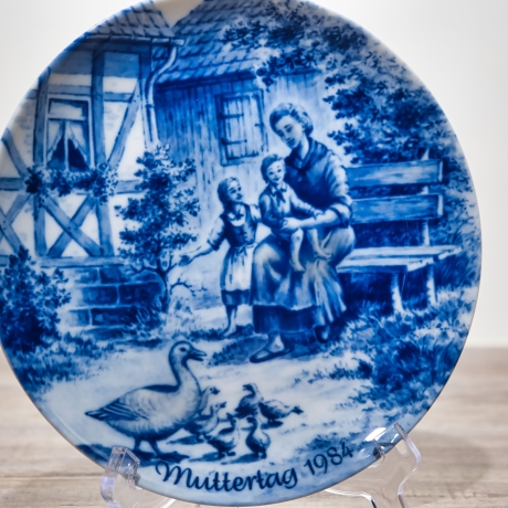 Sammelteller Muttertag: 1984 Mütterliche Fürsorge - Berlin Design - blaues Porzellan  - Made in West Germany - 19,5 cm - 8B3 - TOP Zustand