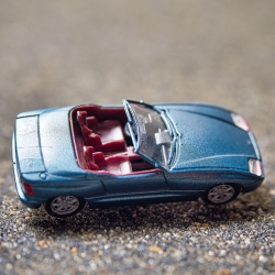 Herpa BMW Z1 Modellauto in blau metallic – Maßstab 1:87 – Perfektes Sammlerstück für BMW-Fans und Modellauto-Liebhaber H0 1/87