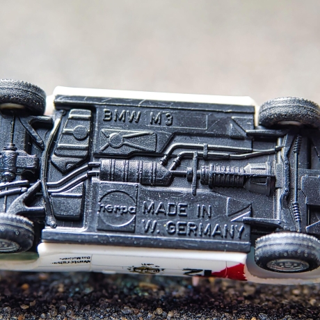 Herpa BMW M3 Original Teile Modellauto in weiß – Maßstab 1:87 – Beschädigtes Modell für spezielle Szenen in H0 Modelleisenbahnen H0 1/87