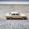 Herpa BMW 735i E32 Modellauto in Gold – Maßstab 1:87 – Perfektes Sammlerstück für BMW-Fans und Modellauto-Liebhaber H0 1/87