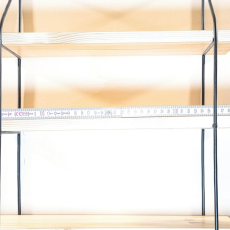 String Regal, Nuten Variante (Lübke, Vitsoe), vollständig restauriert, schwarz lackierte Leitern, 3 Böden inklusive.HxBxT 64cm x 36cm x 18cm