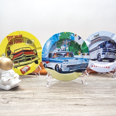 3er Set Blech Aschenbecher, vermutlich 1970er Jahre, 50er Jahre US Werbung (Ford, Genral Motors, Greyhound Bus)  - 9C3