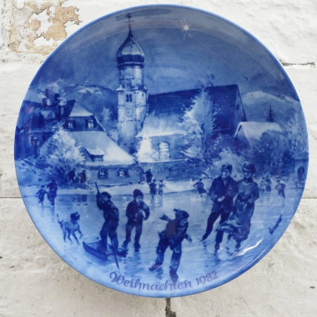 Weihnachtsteller - 1982: Weihnachtsabend in Wasserburg - Berlin Design - blaues Porzellan - begrenzte Auflage - Made in West Germany - (8F)