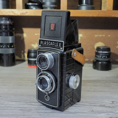 Plascaflex Rollfilmkamera aus den 1950er Jahren in überraschend gutem Zustand. Alles funktioniert. Blende, Verschluss und Sucher geprüft.