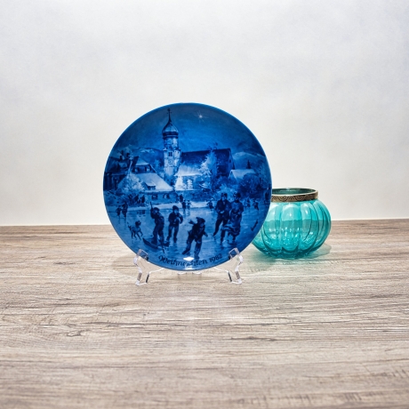 Weihnachtsteller - 1982: Weihnachtsabend in Wasserburg - Berlin Design - blaues Porzellan - begrenzte Auflage - Made in West Germany - (8C3)