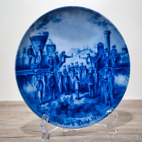 Sammelteller Father's day: 1972 - Ost trifft West - Berlin Design - blaues Porzellan - Made in West Germany - 19,5 cm - 9E1 - TOP Zustand
