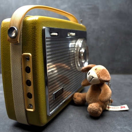 Kofferradio Akkord Motorette Filou L, Rockabilly fifties Style, generalüberholt, mit Netzteil für 110 und 220 Volt (weltweiter Einsatz)