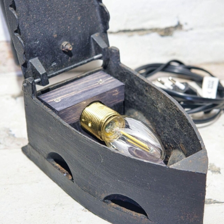 Einzelstück: Das leuchtende Bügeleisen - Upcycling Umbau zur Lampe mit Schalter, E14 Fassung  - inklusive Echtheitszertifikat (LP H1)