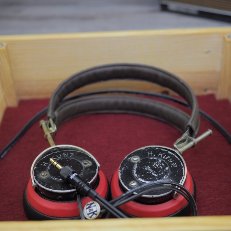 Kopfhörer Neufeldt&Kuhnke, Modell UR-2 aus 1900 - 1950, unbekannter Hersteller, modern aufbereitet, mit Holzkiste, limitierte Auflage 3/200