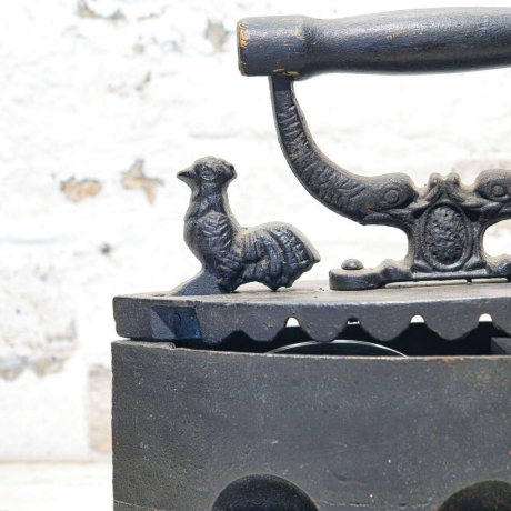 Einzelstück: Das leuchtende Bügeleisen - Upcycling Umbau zur Lampe mit Schalter, E14 Fassung  - inklusive Echtheitszertifikat (LP H1)