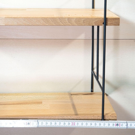 String Regal, Nuten Variante (Lübke, Vitsoe), vollständig restauriert, schwarz lackierte Leitern, 3 Böden inklusive.HxBxT 56cm x 40cm x 19cm