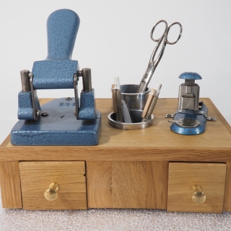 Organizer-Station : Locher, Tacker, Stifthalter, Schubladen  (8C)