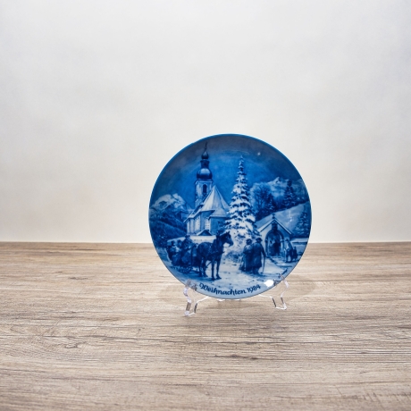 Weihnachtsteller - 1984: Heiligabend in Ramsau - Berlin Design - blaues Porzellan - begrenzte Auflage - Made in West Germany (8C3)